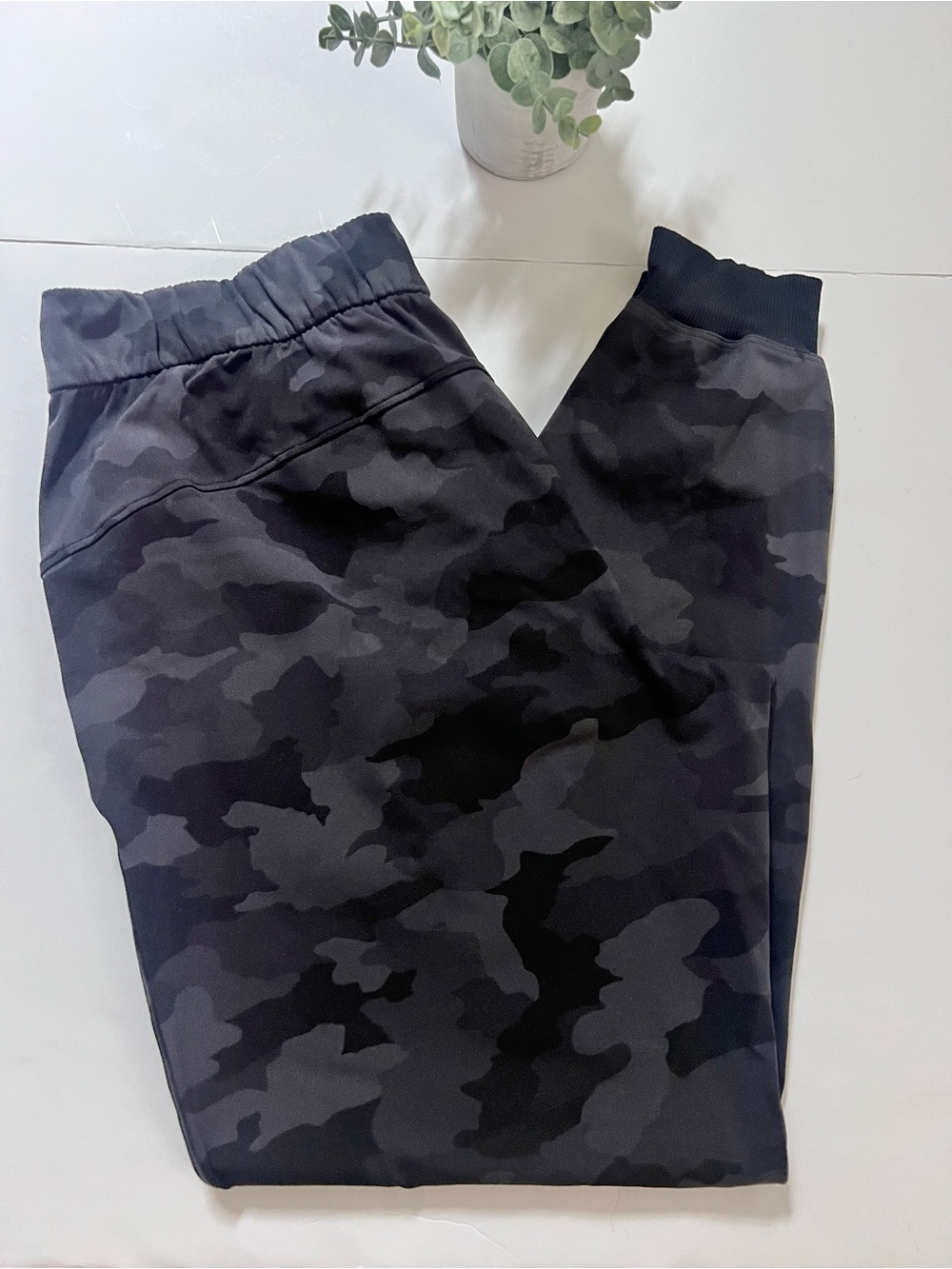 Lululemon On the Fly Jogger 28" *Luxtreme
Heritage Camo Deep Coal Multi Size 8